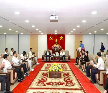 Secretary of the Provincial Party Committee meets and encourages Becamex Binh Duong football club