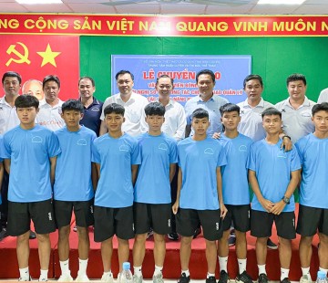 Binh Duong Provincial Sports Training Center held a ceremony to honor the U13 team & transfer 12 U15 players to Becamex Binh Duong Youth Football Training Center