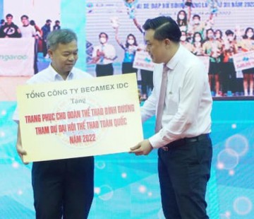 Becamex IDC supports costumes for Binh Duong Sports Delegation to attend the National Sports Festival 2022