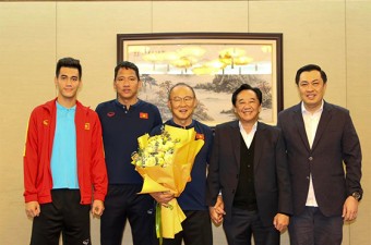 Lãnh đạo tỉnh Bình Dương tri ân HLV Park Hang Seo và thưởng ‘nóng’ cho Tiến Linh