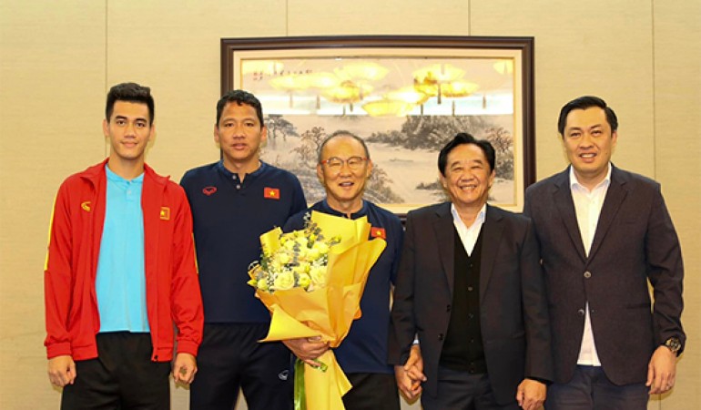 Lãnh đạo tỉnh Bình Dương tri ân HLV Park Hang Seo và thưởng ‘nóng’ cho Tiến Linh