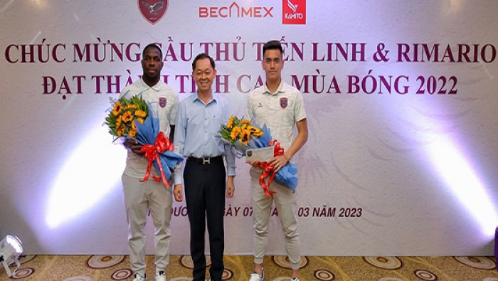 Leaders of Becamex Binh duong Club commended Tien Linh and Rimario