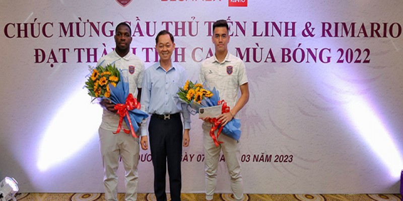 Leaders of Becamex Binh duong Club commended Tien Linh and Rimario