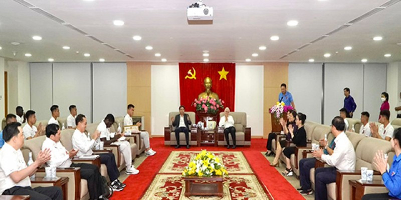 Secretary of the Provincial Party Committee meets and encourages Becamex Binh Duong football club