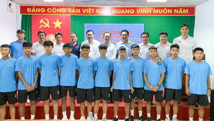 Binh Duong Provincial Sports Training Center held a ceremony to honor the U13 team & transfer 12 U15 players to Becamex Binh Duong Youth Football Training Center